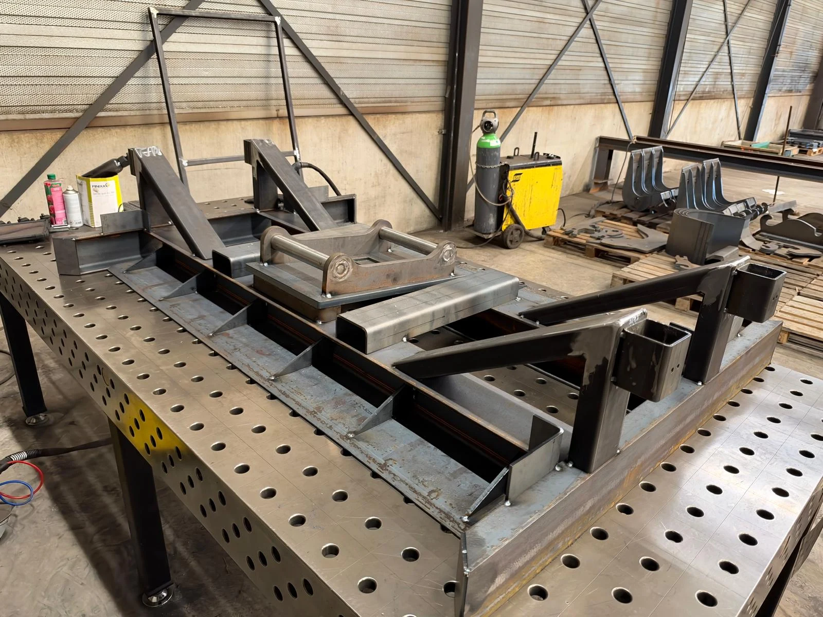 Een maatwerkproject in aanbouw op de lastafel van GM Aanbouwdelen