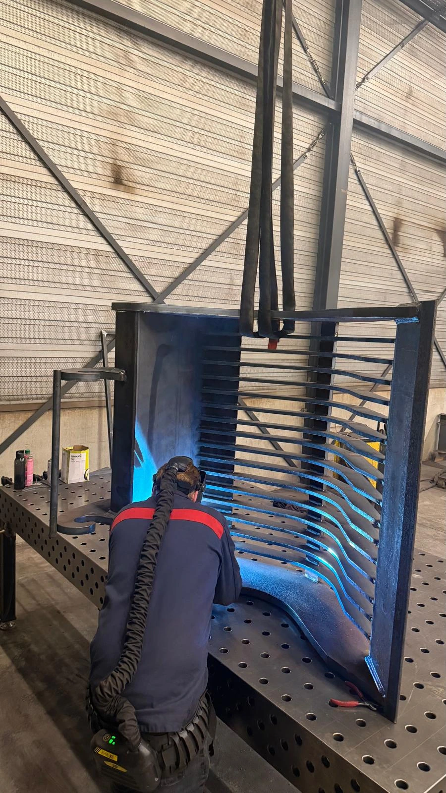 Het aflassen van een GM puinbak in onze werkplaats